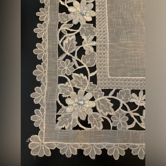Beautiful BRAND NEW Embroidered table runner - Picture 3 of 4